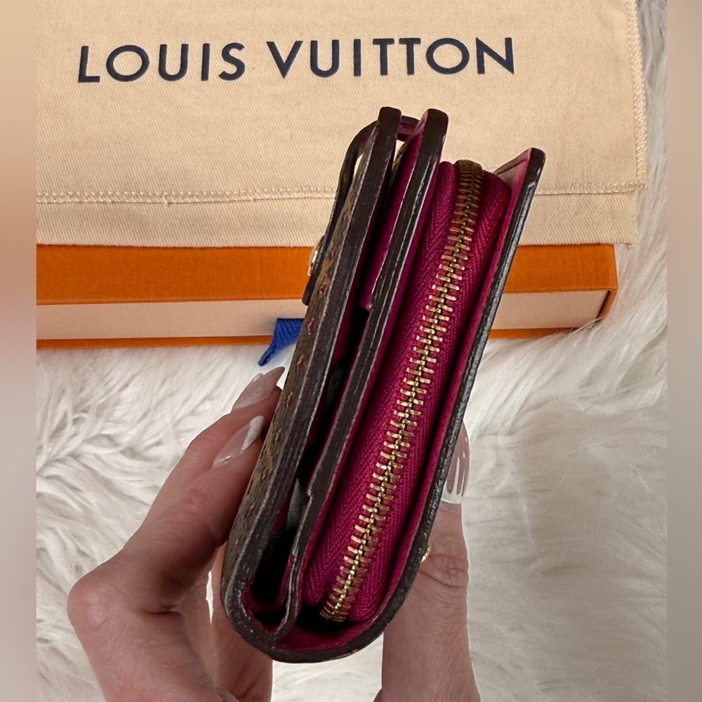 *** SOLD ***
Louis Vuitton Monogram Canvas Perforated
Wallet Fuchsia - Picture 6 of 10